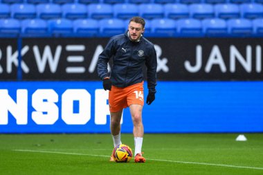 Blackpool 'dan Elliot Embleton, maç öncesi ısınma maçında Sky Bet 1 maçında Bolton Wanderers, Blackpool' a karşı Toughsheet Community Stadyumu, Bolton, İngiltere 23 Kasım 2024