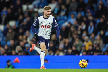 Tottenham Hotspur takımından Timo Werner, 23 Kasım 2024 tarihinde Etihad Stadyumu 'nda Manchester City ile Tottenham Hotspur arasında oynanan Premier League maçında topa vuruyor.