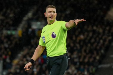 Hakem Robert Jones, 23 Kasım 2024 'te Craven Cottage, Londra' da oynanan Premier League maçında Fulham, Wolverhampton Wanderers 'a karşı.