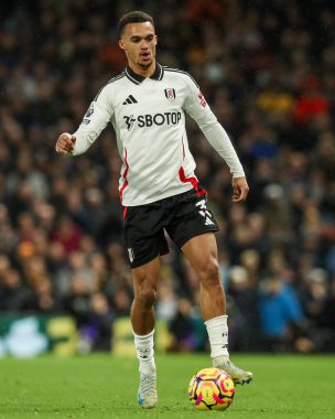 Fulham 'dan Antonee Robinson Premier Lig maçında topla koşuyor Fulham, Wolverhampton Wanderers' a karşı Craven Cottage, Londra, 23 Kasım 2024