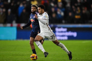 Swansea City 'den Myles Peart-Harris, Swansea.com Stadyumu' nda 24 Kasım 202 'de oynanan Swansea City - Leeds United maçında topa vuruyor.