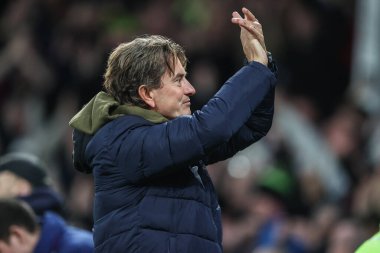 Brentford 'un Thomas Frank teknik direktörü, Premier League maçından sonra İngiltere' nin Liverpool kenti Goodison Park 'ta oynanan Everton-Brentford maçında gezgin taraftarları alkışlıyor.