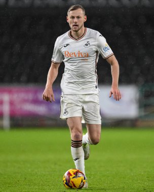 Swansea City 'den Harry Darling, 24 Kasım 2024' te Swansea.com Stadyumu 'nda Swansea City ile Leeds United arasındaki Sky Bet Şampiyonası maçında topu ileri taşıyor.