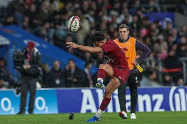 İngiltere 'den Marcus Smith, 24 Kasım 2024' te İngiltere 'ye karşı Allianz Stadyumu, Twickenham, Birleşik Krallık' ta oynanan Güz Milletler Serisi maçında gol atmak için dönüyor.