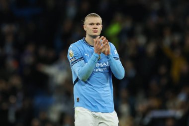 Manchester City 'den Erling Haaland, 23 Kasım 2024 tarihinde Etihad Stadyumu' nda Manchester City ile Tottenham Hotspur arasındaki Premier League maçının sonunda taraftarları alkışlıyor.