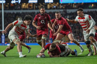 İngiltere 'den Luke Cowan-Dickie, 24 Kasım 2024' te Birleşik Krallık 'taki Allianz Stadyumu' nda oynanan Güz Ulusları Serisi maçında bir deneme için sahaya çıkıyor.