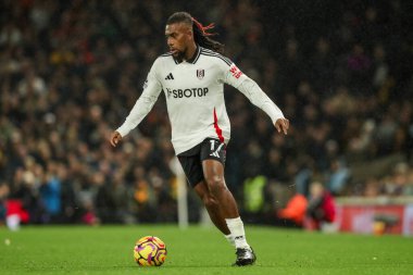 Fulham 'dan Alex Iwobi Premier Lig maçında topla koşuyor Fulham, Wolverhampton Wanderers' a karşı Craven Cottage, Londra, 23 Kasım 2024