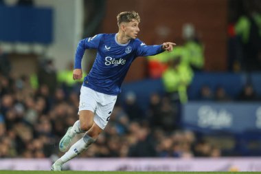 Everton 'dan Jesper Lindstrm, 23 Kasım 2024' te Goodison Park, Liverpool 'da oynanan Premier League maçında takımına talimat verir.