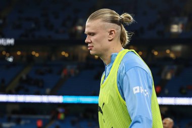 Manchester City 'den Erling Haaland, 23 Kasım 2024 tarihinde Etihad Stadyumu' nda Manchester City ile Tottenham Hotspur arasında oynanan Premier League karşılaşması öncesinde ön ısınma için sahaya çıkıyor.