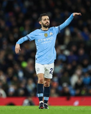 Manchester City 'den Bernardo Silva, Manchester City' nin 23 Kasım 2024 tarihinde Etihad Stadyumu 'nda Tottenham Hotspur' a karşı oynadığı Premier League maçında takım talimatlarını veriyor.