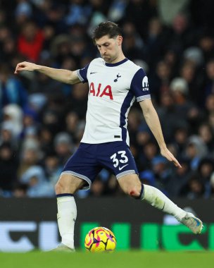 Tottenham Hotspur 'dan Ben Davies Premier League maçında pas veriyor Manchester City, Etihad Stadyumu' nda Tottenham Hotspur 'a karşı