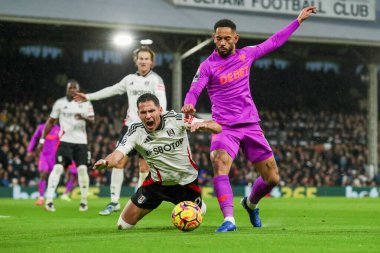 Fulham 'dan Sasa Lukiç' e Wolverhampton Wanderers takımından Matheus Cunha, Fulham 'a karşı Wolverhampton Wanderers maçında meydan okuyor.