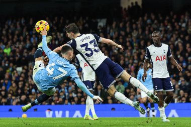 Manchester City 'den Phil Foden ve Tottenham Hotspur' dan Ben Davies Premier Lig karşılaşmasında Manchester City ile Tottenham Hotspur arasında 23 Kasım 2024 'te Etihad Stadyumu, Manchester, İngiltere' de karşı karşıya geldiler.