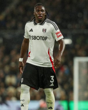Fulham takımından Calvin Bassey, 23 Kasım 2024 'te Craven Cottage, Londra' da oynanan Premier Lig maçında Fulham ve Wolverhampton Wanderers maçına bakıyor.