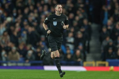 Hakem Chris Kavanagh, 23 Kasım 2024 'te Goodison Park, Liverpool, İngiltere' de oynanan Premier League karşılaşmasında VAR ekranında kırmızı kart olup olmadığına bakmak için koşar.