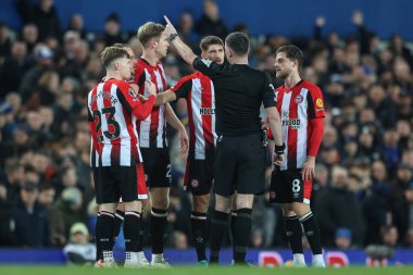 Brentford oyuncuları, 23 Kasım 2024 'te Goodison Park, Liverpool' da oynanan Premier League maçı sırasında Brentford 'lu Christian Nrgaard' a kırmızı kart verdikten sonra hakem Chris Kavanagh 'ın etrafını sardı.