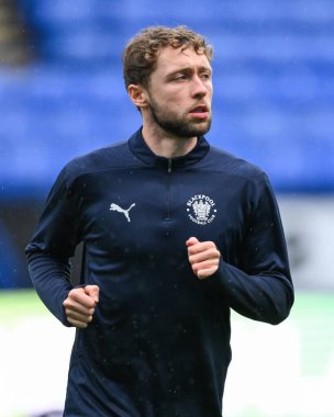 Maç öncesi ısınma öncesinde Blackpool 'dan Matthew Pennington, 21 Kasım 2024' te İngiltere 'nin Bolton Stadyumu' nda Bolton Wanderers ile Blackpool maçında karşılaşacak.