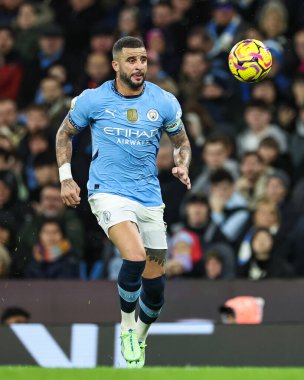 Manchester City 'den Kyle Walker, 23 Kasım 2024' te Etihad Stadyumu 'nda Manchester City ile Tottenham Hotspur arasında oynanan Premier League maçında topa vuruyor.