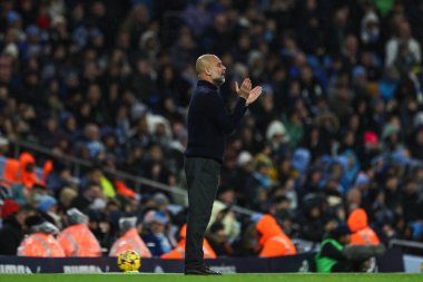 Manchester City 'nin Pep Guardiola teknik direktörü, Manchester City' nin 23 Kasım 2024 'te Etihad Stadyumu' nda Tottenham Hotspur 'a karşı oynadığı Premier League maçında takım talimatlarını veriyor.