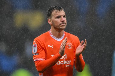 Blackpool 'dan Lee Evans, 23 Kasım 2024' te İngiltere 'nin Bolton kentinde oynanan 21 Kasım maçının sonunda taraftarları alkışlıyor.