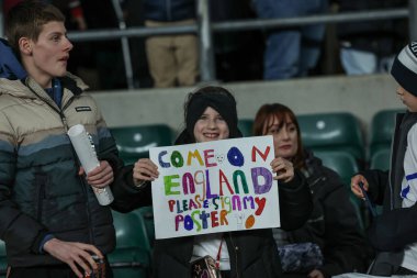 İngiltere taraftarı 24 Kasım 2024 'te İngiltere' nin Twickenham kentindeki Allianz Stadyumu 'nda İngiltere ile Japonya arasında oynanan Autumn Nations Serisi sırasında bir posterle maçı izliyor.