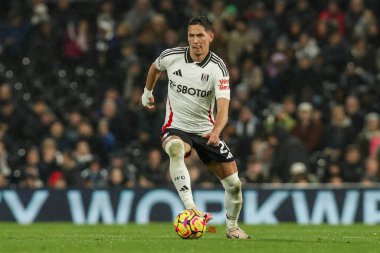 Fulham 'dan Sasa Lukiç, 23 Kasım 2024' te İngiltere 'nin Craven Cottage kentinde oynanan Premier League maçında topla koşuyor.