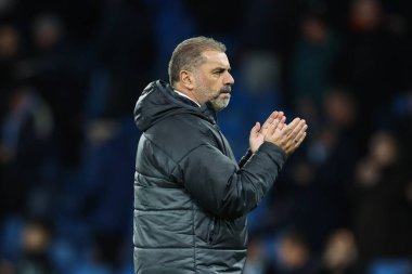 Tottenham Hotspur 'un Ange Postecoglou teknik direktörü, Premier Lig maçının sonunda taraftarları Etihad Stadyumu' nda Manchester City Tottenham Hotspur 'a karşı 23 Kasım 2024' de alkışlıyor.
