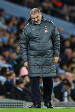 Tottenham Hotspur 'un Ange Postecoglou teknik direktörü, 23 Kasım 2024 tarihinde Etihad Stadyumu' nda Manchester City ve Tottenham Hotspur maçında tepki gösterdi.