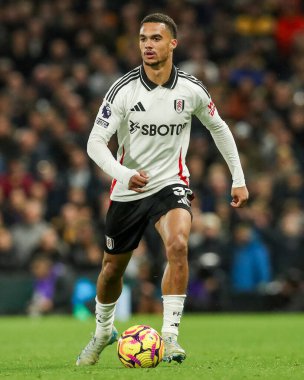 Fulham 'dan Antonee Robinson Premier Lig maçında topla koşuyor Fulham, Wolverhampton Wanderers' a karşı Craven Cottage, Londra, 23 Kasım 2024