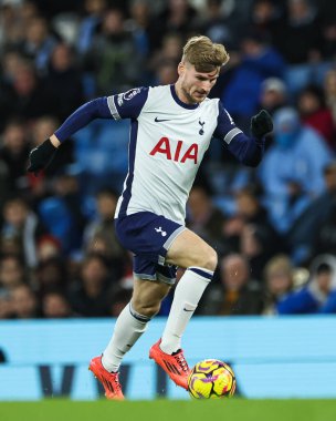 Tottenham Hotspur takımından Timo Werner, 23 Kasım 2024 tarihinde Etihad Stadyumu 'nda Manchester City ile Tottenham Hotspur arasında oynanan Premier League maçında topa vuruyor.
