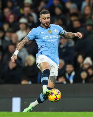 Manchester City 'den Kyle Walker, Manchester City' nin 23 Kasım 2024 'te Etihad Stadyumu' nda Tottenham Hotspur 'a karşı oynadığı Premier League maçında topu kontrol ediyor.