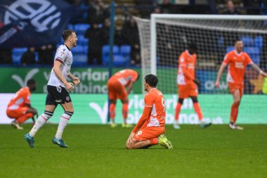 Blackpool oyuncuları, 23 Kasım 2024 'te İngiltere' nin Bolton Stadyumu 'nda oynanan Sky Bet 1 maçında Bolton Wanderers' ın Blackpool 'a karşı oynadığı maçta skoru 2-1 yapan Bolton' un skorunu kırmasından üzüntü duyuyorlar.