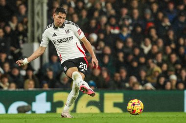 Fulham 'dan Sasa Lukiç, 23 Kasım 2024' te İngiltere 'nin Craven Cottage kentinde oynanan Premier League maçında Wolverhampton Wanderers' a karşı topu çaprazlıyor.