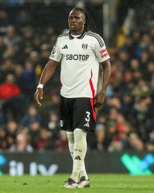 Fulham takımından Calvin Bassey, 23 Kasım 2024 'te Craven Cottage, Londra' da oynanan Premier Lig maçında Fulham ve Wolverhampton Wanderers maçına bakıyor.