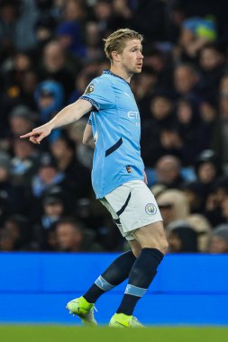 Manchester City 'den Kevin De Bruyne, Manchester City' nin 23 Kasım 2024 'te Etihad Stadyumu' nda Tottenham Hotspur 'a karşı oynadığı Premier League maçında takım talimatlarını veriyor.