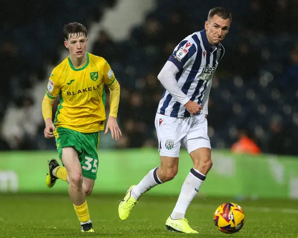 West Bromwich Albion takımından Jed Wallace, West Bromwich Albion 'a karşı Norwich City' nin 23 Kasım 2024 'te oynadığı The Hawthorns, West Bromwich City maçında pas attı.