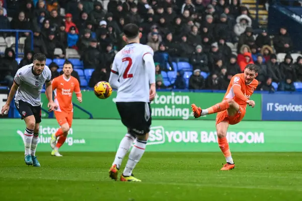 Blackpool 'dan Elliot Embleton, 23 Kasım 2024' te İngiltere 'nin Bolton Stadyumu' ndaki Bolton Wanderers-Blackpool maçında kalede şut çekiyor.