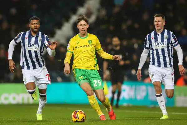 Norwich City 'den Oscar Schwartau, West Bromwich Albion' a karşı Norwich City 'nin 23 Kasım 2024' te oynadığı The Hawthorns, West Bromwich City maçında pas veriyor.