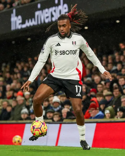 Fulham 'dan Alex Iwobi Premier Lig maçında topu kontrol ediyor Fulham Wolverhampton Wanderers' a karşı Craven Cottage, Londra, 23 Kasım 2024