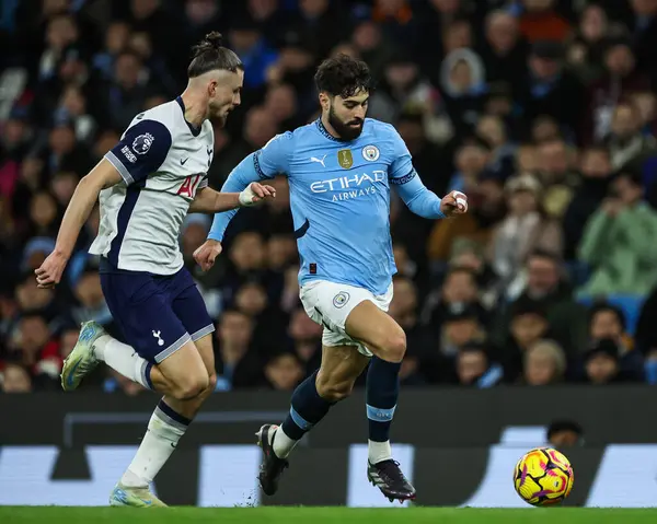 Manchester City 'den Josko Gvardiol, 23 Kasım 2024 tarihinde Etihad Stadyumu' nda Manchester City ile Tottenham Hotspur arasında oynanan Premier League maçında topla bir çıkış yaptı.