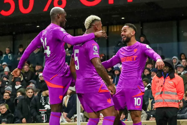 Wolverhampton Wanderers takımından Matheus Cunha, 23 Kasım 2024 'te Craven Cottage, Londra' da oynanan Premier League Fulham-Wolverhampton Wanderers maçında takım arkadaşlarıyla yaptığı maçı 1-1 kazandı.
