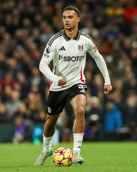 Fulham 'dan Antonee Robinson Premier Lig maçında topla koşuyor Fulham, Wolverhampton Wanderers' a karşı Craven Cottage, Londra, 23 Kasım 2024