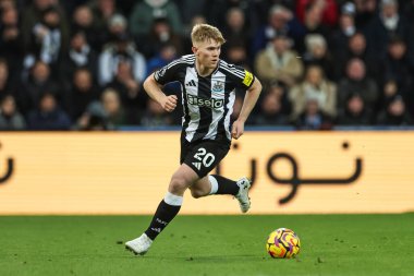 Newcastle United takımının oyuncusu Lewis Hall, Premier League maçı Newcastle United 'a karşı St. James' s Park, Newcastle 'da 25 Kasım 2024' te oynanan maçta topa vuruyor.