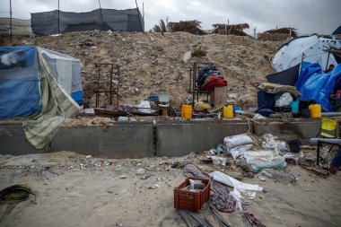 Strong winds on the Khan Yunis beach in the southern Gaza Strip have uprooted the tents of displaced people, increasing their suffering amid harsh humanitarian conditions. The displaced people who took refuge on the beach to escape the bombing are no clipart