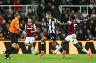 Newcastle United 'dan Bruno Guimares, West Ham United' ın 25 Kasım 2024 'te St. James' s Park, Newcastle 'da oynanan Premier League maçı sırasında Hakem Craig Pawson' ın bebeği Michail Antonio tarafından bulundu.