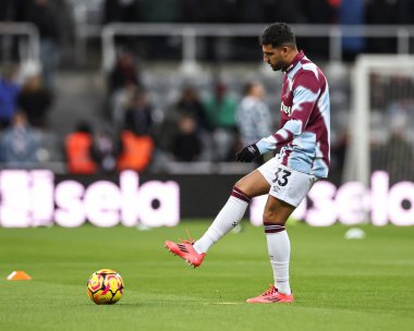 West Ham United takımından Emerson Palmieri, Premier League maçı öncesinde St. James 's Park, Newcastle, Birleşik Krallık' ta oynanan Newcastle United maçında ısınma turunda...