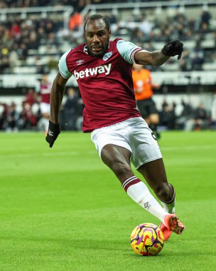 West Ham United takımından Michail Antonio, Premier League maçında topu kontrol ediyor. Newcastle United, St. James 's Park, Newcastle, 25 Kasım 2024' te West Ham United 'a karşı.
