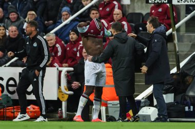 West Ham United takımından Michail Antonio, 25 Kasım 2024 'te St. James' s Park, Newcastle, İngiltere 'de oynanan Premier League karşılaşmasında bu tişörtün yerini aldı.