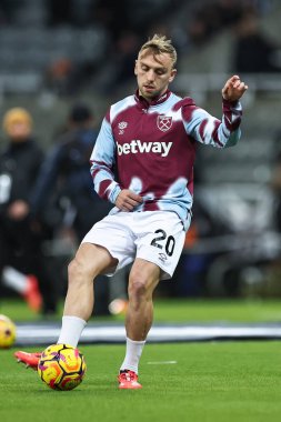 West Ham United takımından Jarrod Bowen, Premier League karşılaşması öncesinde St. James 's Park, Newcastle, İngiltere' de oynanan maç öncesi ısınma maçında Newcastle United 'a karşı West Ham United' ı yendi.