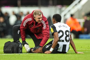 Newcastle United takımından Joe Willock, 25 Kasım 2024 'te St. James' s Park, Newcastle 'da oynanan Premier League maçı sırasında tedavi gördü.